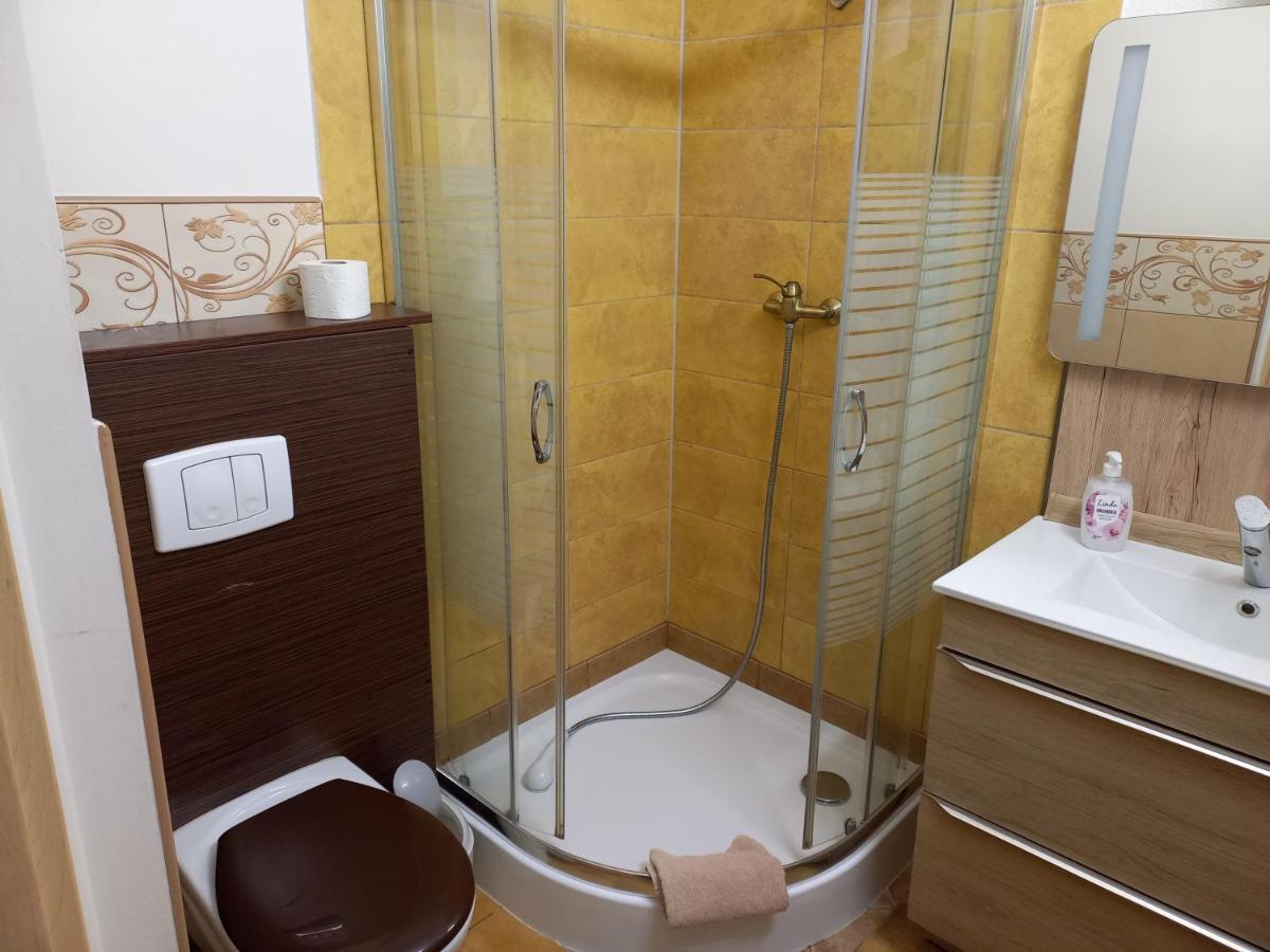 Pokoje Goscinne Jaga Kielce Esterno foto
